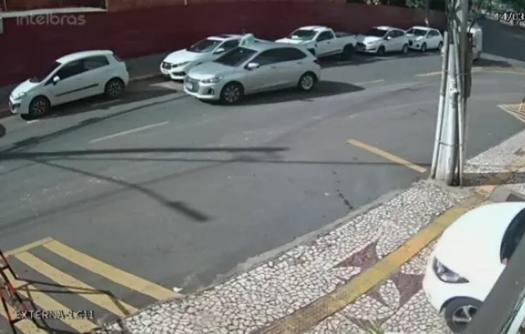 Vídeo Mostra Roubo A Carro Em Salvador; Criminosos Desistem Após Falha Mecânica