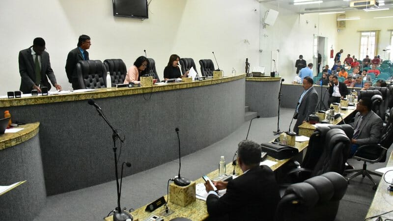 Confusão Na Câmara De Vereadores De  Feira De Santana Vira Caso De Polícia 