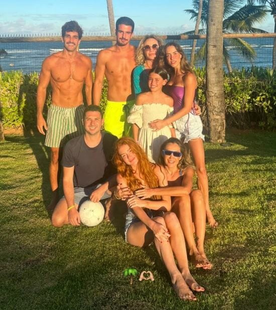 Marina Ruy Barbosa E Enzo Celulari Curtem Férias Na Praia Do Forte Com Amigos