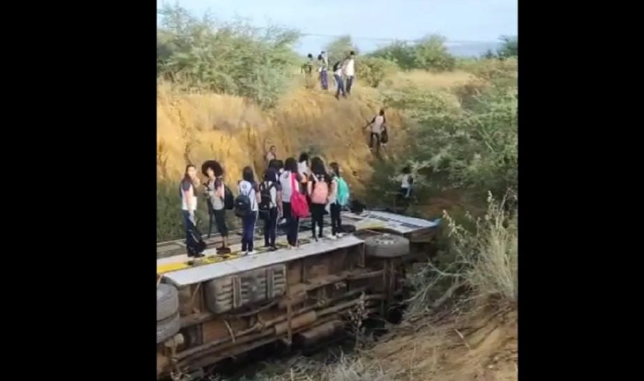 Ônibus Escolar Tomba Em Juazeiro Durante Transporte De Alunos