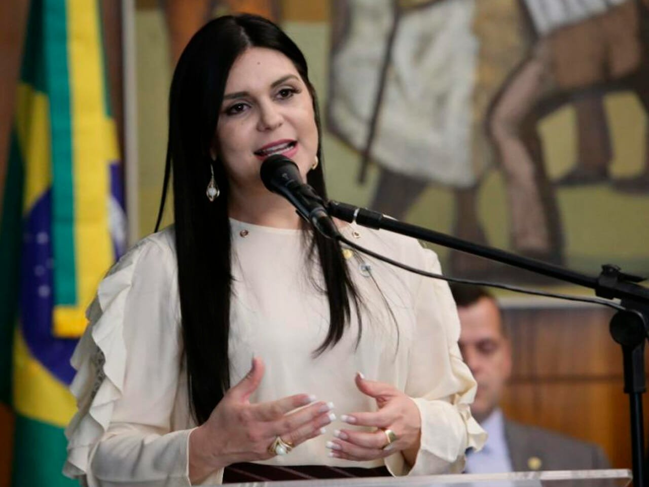 Ex-Deputada Dayane Pimentel Provoca Bolsonaro E Apoiadores Presos Após Atos Golpistas