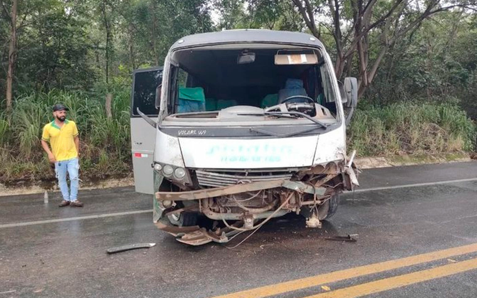 Ônibus Com 22 Passageiros Sofre Acidente Na Br-242 Na Bahia, Deixando Dois Feridos