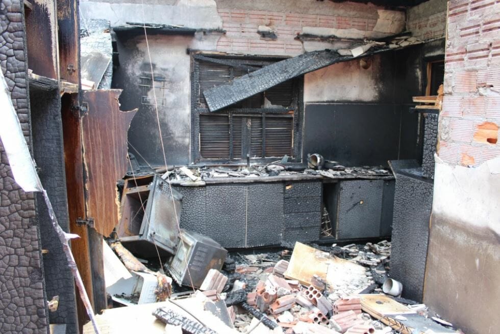 Desespero Em Vila Matias: Homem Desfere Machadada Em Parente Após Atear Fogo Em Casa