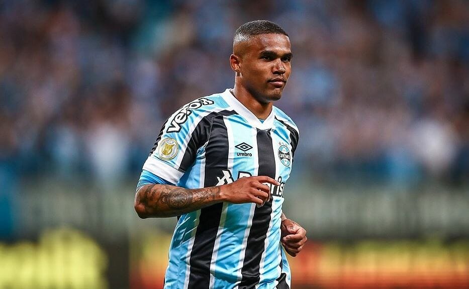 De Astro Do Futebol A Alvo Da Justiça: Douglas Costa Tem Prisão Decretada