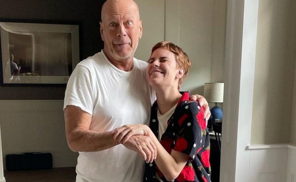 Filha De Bruce Willis Compartilha A Jornada Íntima Com A Demência Do Pai: ‘Oscilando Entre O Que Ele Era E Ele É’