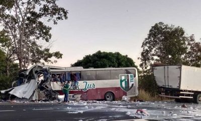 Ônibus De Turismo Da Bahia Colide Com Carreta Em Mg, Deixando Três Mortos