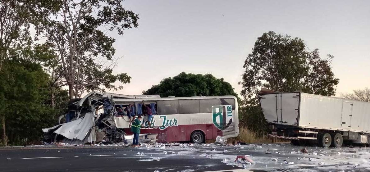 Ônibus De Turismo Da Bahia Colide Com Carreta Em Mg, Deixando Três Mortos