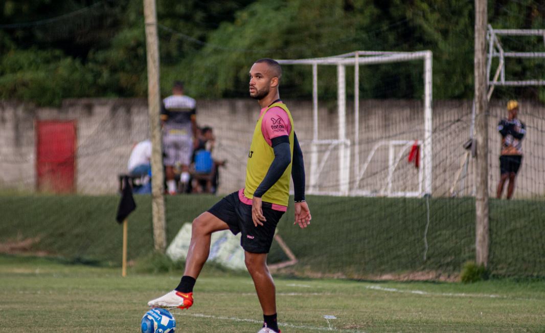 João Victor Encara Desafio Contra Ex-Time: Vitória Vs. Guarani Na Série B