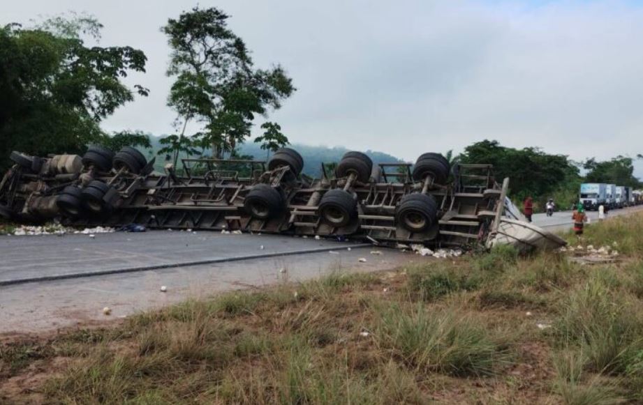 Duas Mortes Confirmadas Em Acidente Entre Caminhonete E Carreta Carregada De Cerveja Na Br-101