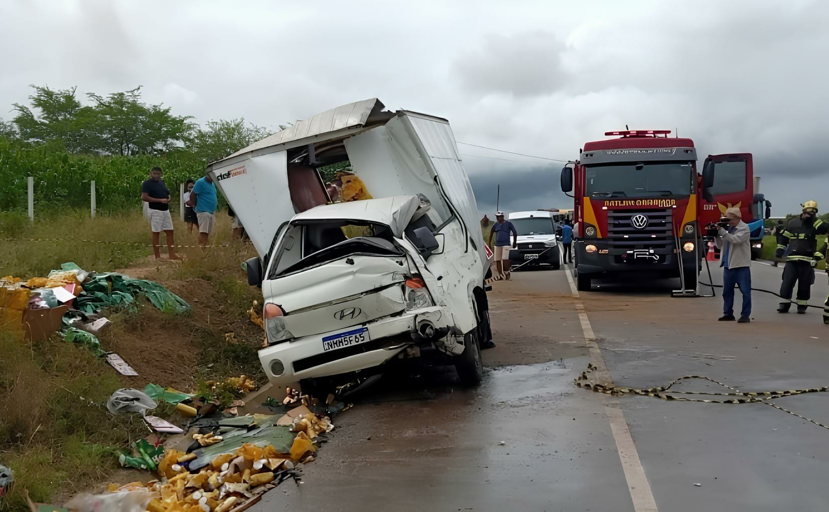 Motorista Fica Preso Às Ferragens Após Acidente E Populares Saqueiam A Carga Do Caminhão Que Transportava Cerveja