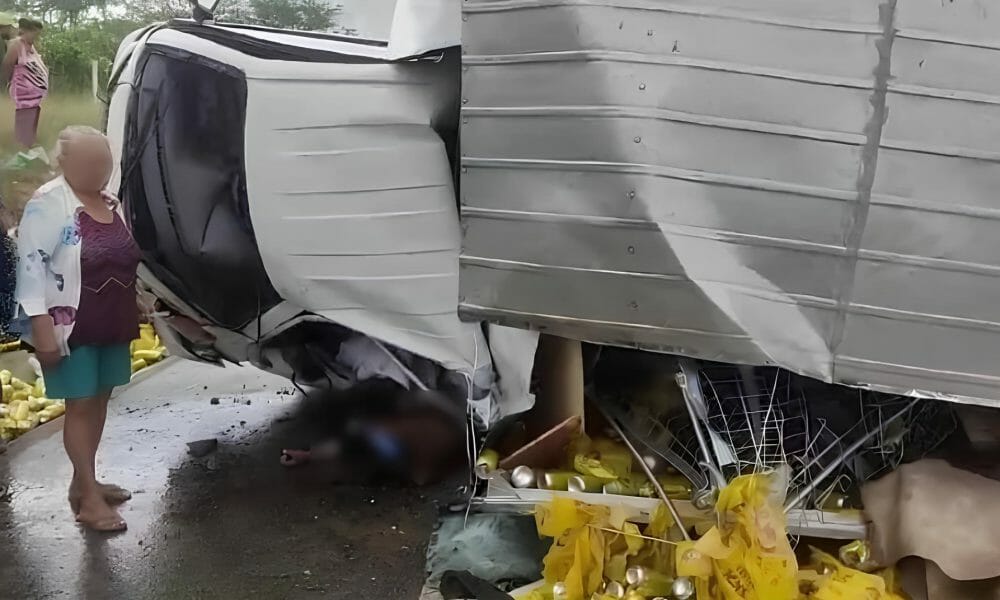 Motorista fica preso às ferragens após acidente e populares saqueiam a carga do caminhão que transportava cerveja