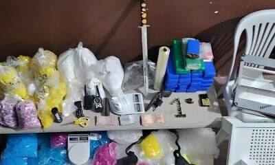 Pm Desmonta Laboratório De Cocaína: Espada Samurai E 35 Kg De Drogas Apreendidos Em Salvador