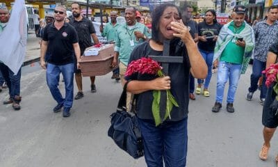 Greve Em Alagoinhas: Servidores Simulam Enterro Da Gestão Como Protesto