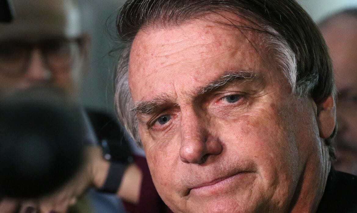 Foto No Perfil Do Governo Federal Registrou O Momento Da Entrega De Objeto Valioso A Bolsonaro