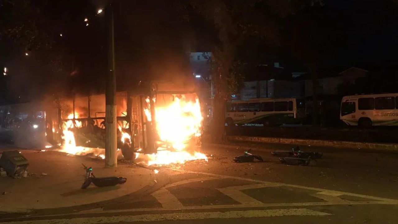 6 Ônibus E 4 Carros Incendiados Após Jogo Do Santos; Torcedores Atacaram A Polícia