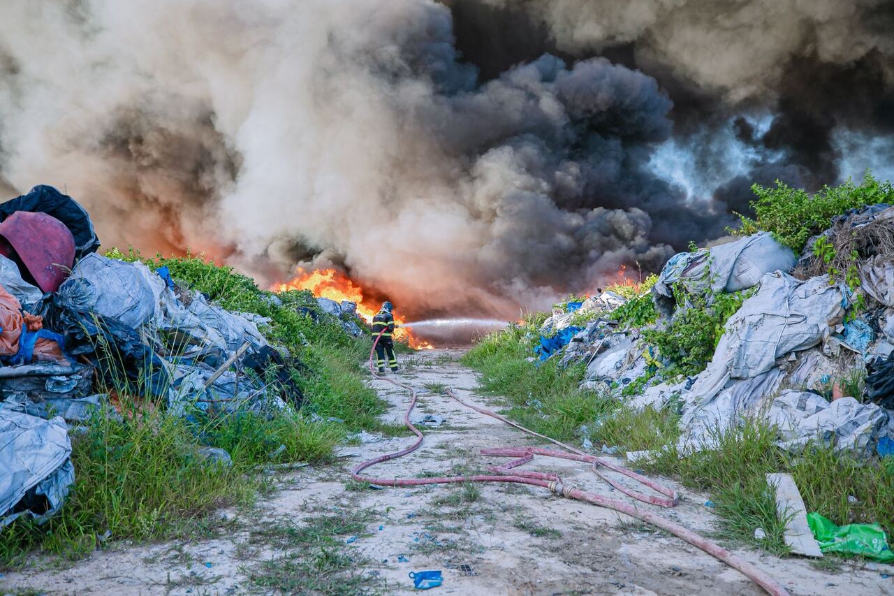 Galpão De Materiais Recicláveis Em Camaçari, Na Bahia, É Atingido Por Incêndio
