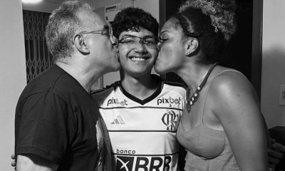 Ao Centro, Arthur É Beijado Pelo Seus Pais, Edmilson E Bianca - Foto: Reprodução | Redes Sociais