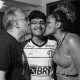 Ao Centro, Arthur É Beijado Pelo Seus Pais, Edmilson E Bianca - Foto: Reprodução | Redes Sociais
