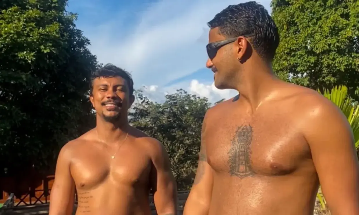 Pizane Posta Foto Sem Camisa Com Xamã E Cantor Dispara: 'Novo Normal'. Foto: Reprodução / Redes Sociais