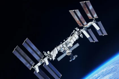 Na Órbita Da Terra, A Cerca De 440 Km De Altitude, A Estação Espacialinternacional Perde Altitude Periodicamente, Devendo Ter Sua Órbita Reajustada.crédito: Artsiom P - Shutterstock