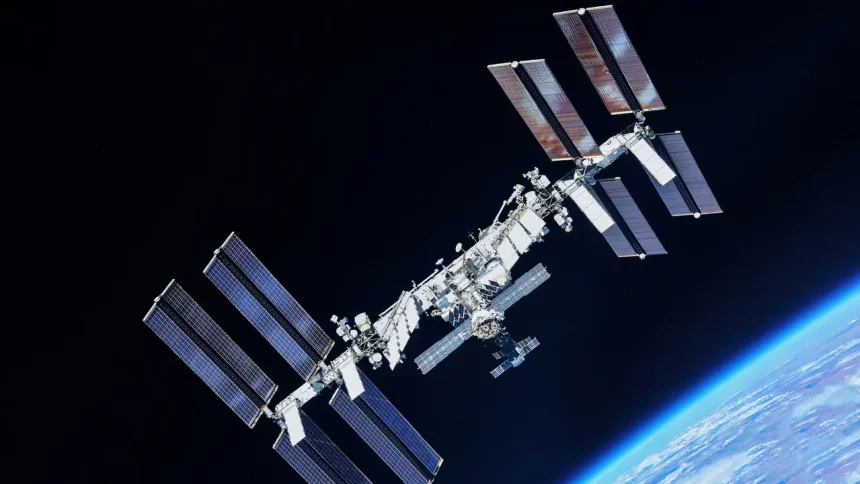 Na Órbita Da Terra, A Cerca De 440 Km De Altitude, A Estação Espacialinternacional Perde Altitude Periodicamente, Devendo Ter Sua Órbita Reajustada.crédito: Artsiom P - Shutterstock