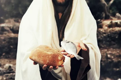 Representação Da Passagem Bíblica Que Relata Um Episódio Em Que Jesus Teriamultiplicado Os Peixes E Pães. Crédito: Antonio Gravante - Shutterstock