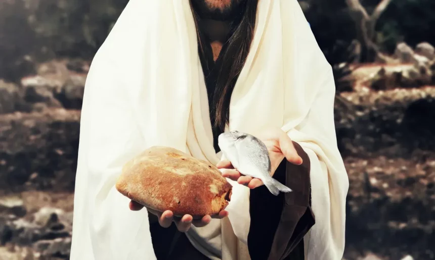 Representação Da Passagem Bíblica Que Relata Um Episódio Em Que Jesus Teriamultiplicado Os Peixes E Pães. Crédito: Antonio Gravante - Shutterstock