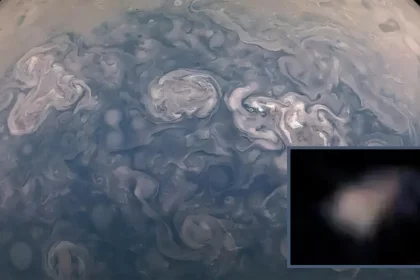 Foto De Júpiter Feita Pela Sonda Juno Durante 66º Sobrevoo Próximo Ao Planeta.no Detalhe, A Lua Almateia, Em Formato De Batata. Créditos: Nasa / Jpl / Swri /Msss / Gerald Eichstädt