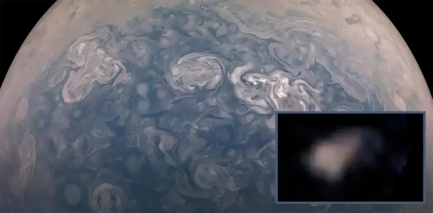 Foto De Júpiter Feita Pela Sonda Juno Durante 66º Sobrevoo Próximo Ao Planeta.no Detalhe, A Lua Almateia, Em Formato De Batata. Créditos: Nasa / Jpl / Swri /Msss / Gerald Eichstädt Foto De Júpiter Feita Pela Sonda Juno Durante 66º Sobrevoo Próximo Ao Planeta.no Detalhe, A Lua Almateia, Em Formato De Batata. Créditos: Nasa / Jpl / Swri /Msss / Gerald Eichstädt