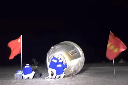 Equipe De Resgate Retirando Os Taikontautas Da Missão Shenzhou-18 Da Espaçonave.crédito: Cgtn