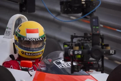 Gabriel Leone Como Ayrton Senna Em Senna. (Imagem: Guilherme Leporace/Netflix©2024)