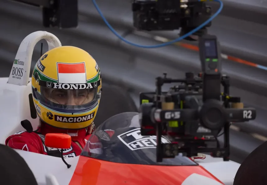 Gabriel Leone Como Ayrton Senna Em Senna. (Imagem: Guilherme Leporace/Netflix©2024)