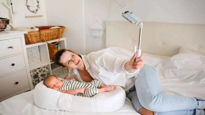 Mãe Com Um Bebê Recém-Nascido, Tirando Uma Selfie/Shutterstock/ Foto Natalialebedinskaia