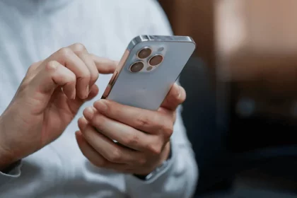 Pessoa Mexendo No Celular - Imagem: Chainarong06/Shutterstock
