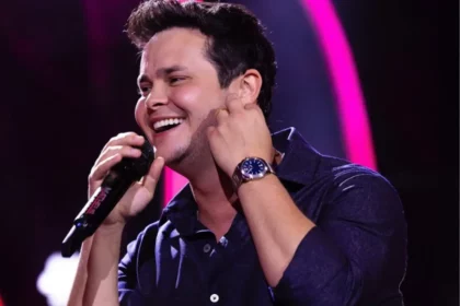 Matheus, Dupla De Kauan Cantando E Sorrindo No Palco (Reprodução Instagram)