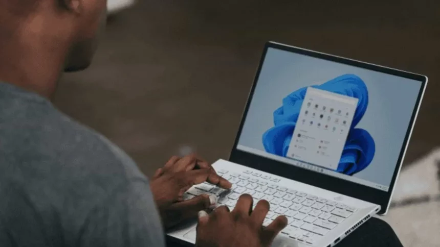 Homem Mexendo Em Um Notebook Cujo Sistema Operacional É O Windows 11 (Imagem: Windows/Unsplash)