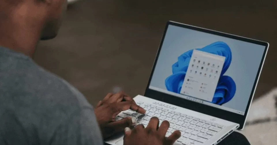 Homem Mexendo Em Um Notebook Cujo Sistema Operacional É O Windows 11 (Imagem: Windows/Unsplash)