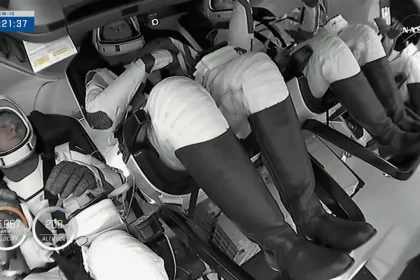 Astronautas No Interior Da Espaçonave; Até Este Sábado (15), Estarão Na Iss (Imagem: Reprodução/Youtube/Nasa)