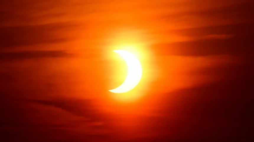Neste Sábado (29), Acontece Um Eclipse Solar Parcial. Crédito: John W. Ferguson - Shutterstock