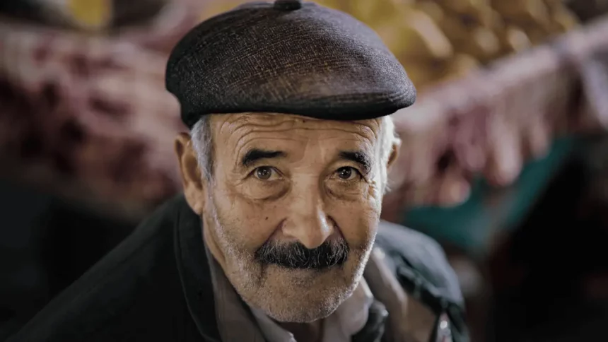 Vovô Simpático Posando Para Foto (Reprodução: Bahram Bayat/Unsplash)