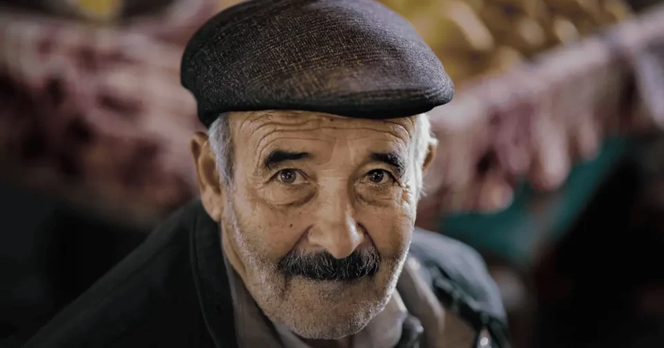 Vovô Simpático Posando Para Foto (Reprodução: Bahram Bayat/Unsplash)