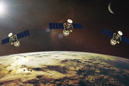 Imagem Meramente Ilustrativa De Satélites Na Órbita Da Terra Que Vão Servir De Teste De Energia Por Fusão A Frio. Crédito: Paopano - Shutterstock