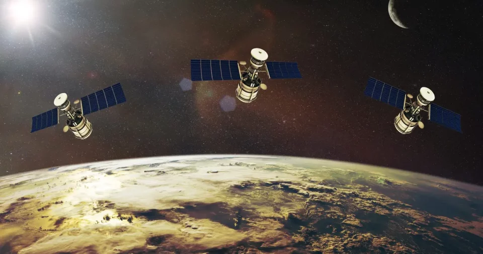 Imagem Meramente Ilustrativa De Satélites Na Órbita Da Terra Que Vão Servir De Teste De Energia Por Fusão A Frio. Crédito: Paopano - Shutterstock