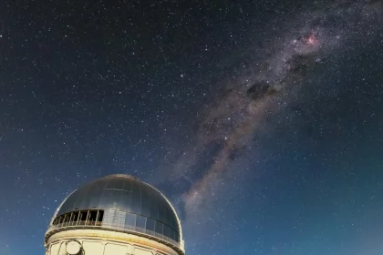 A Via Láctea Brilhando Acima Do Telescópio Víctor M. Blanco De 4 Metros (Que Foi Usado Na Descoberta Da Galáxia) No Ctio - Ctio/Noirlab/Nsf/Aura/D. Munizaga