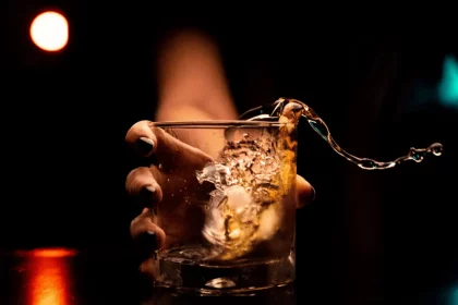 Copo Com Bebida Alcoólica Via Amnx/Unsplash