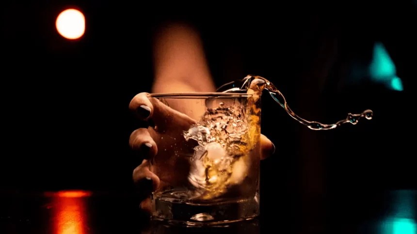 Copo Com Bebida Alcoólica Via Amnx/Unsplash