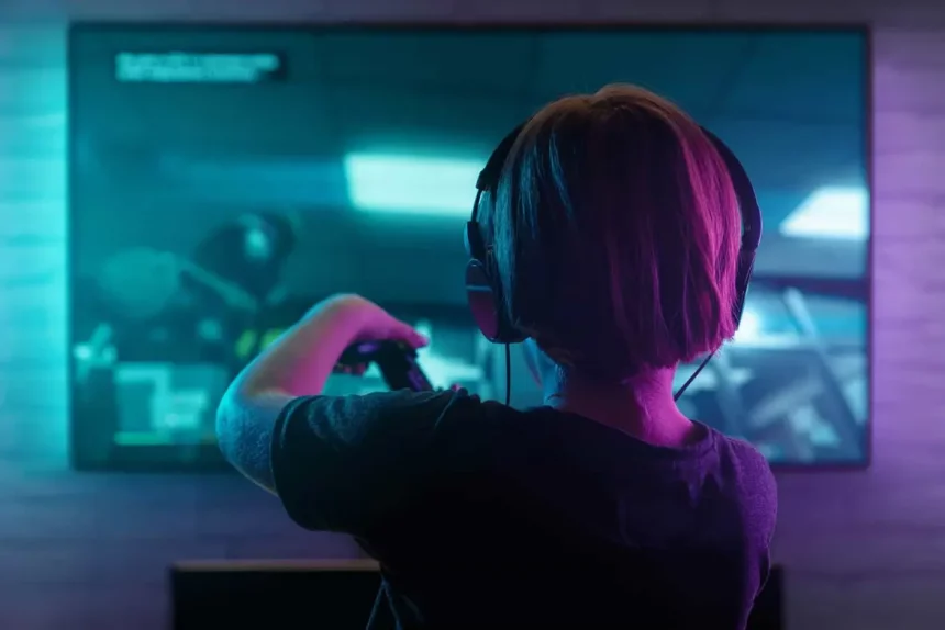 Criança Jogando Playstation 4 Em Uma Sala Escura. Imagem: Rangizzz/Shutterstock