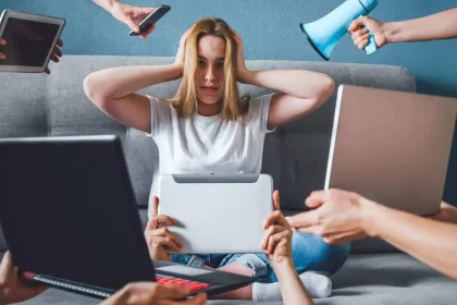 Ansiedade E Tecnologia: 6 Hábitos Que Você Deve Praticar Com Os Eletrônicos Para Sentir-Se Mais Calmo (Imagem: Shutterstock)