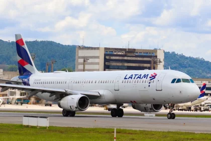 Aeronave Da Latam Na Pista Do Aeroporto De Guarulhos, Na Região Metropolitana De São Paulo (Imagem: Rafaelnlins / Shutterstock.com)