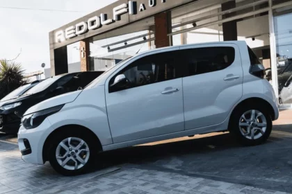 Foto De Um Fiat Mobi E Outros Veículos Em Frente A Uma Concessionária - Crédito Editorial: Martin Pastene / Shutterstock.com
